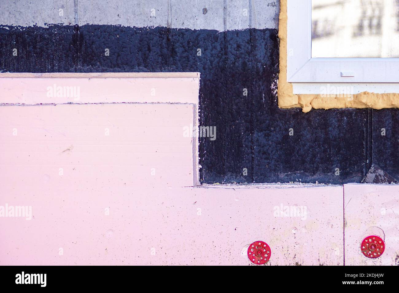 Fensteröffnung in einer monolithischen Wand, die mit einer Imprägnierung mit Isolierung aus geschäumtem Styropor oder extrudiertem Styroporschaum - XPS - abgedeckt ist Stockfoto