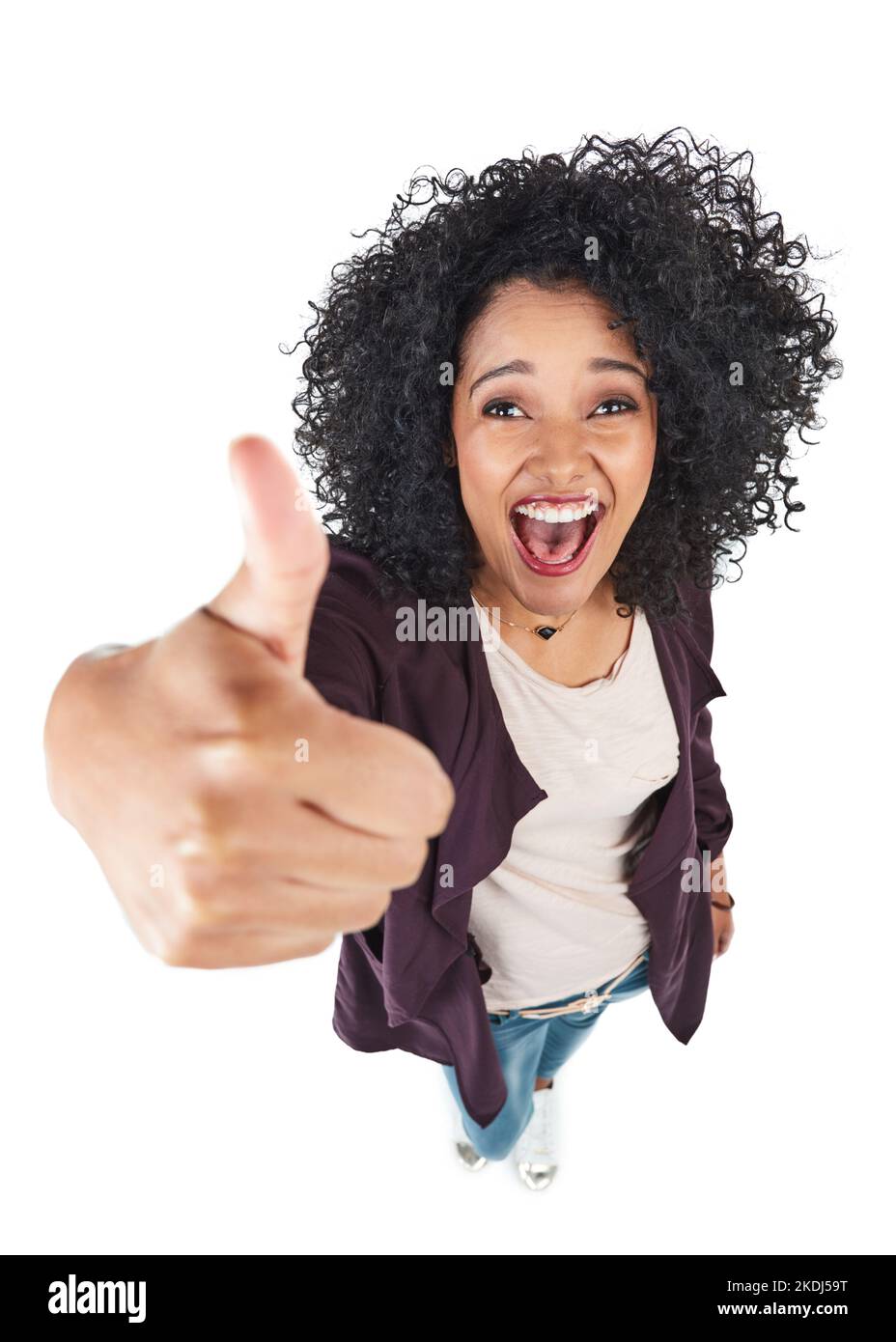 Ich stimme Ihnen voll und ganz zu. Studio-Aufnahme einer jungen Frau mit Daumen nach oben vor weißem Hintergrund. Stockfoto