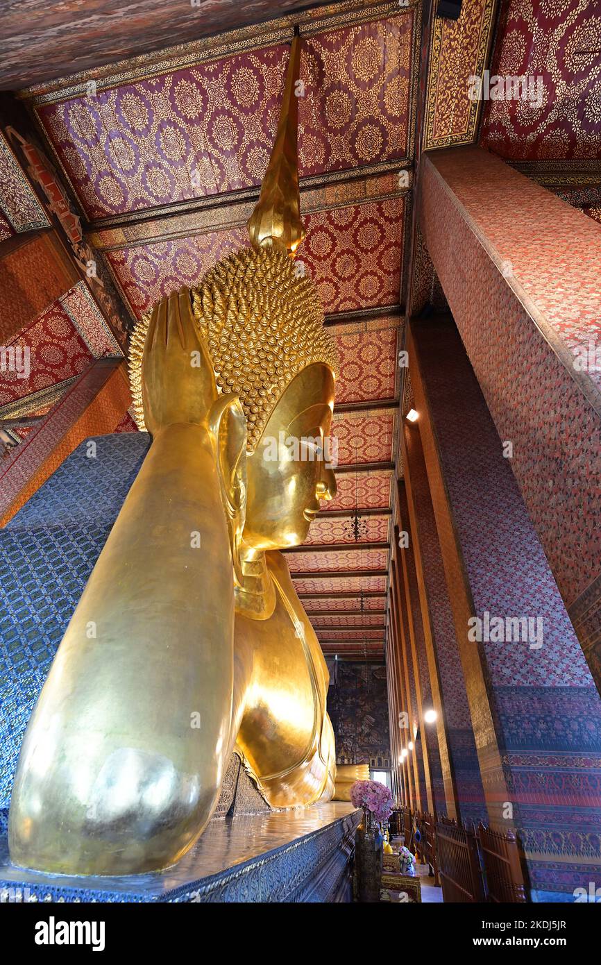 Wat Pho, im Bezirk Phra Nakhon gelegen, ist einer der ältesten Tempel Bangkoks. Es ist bekannt als die Heimat von Thailands größtem Reclining Buddha Stockfoto