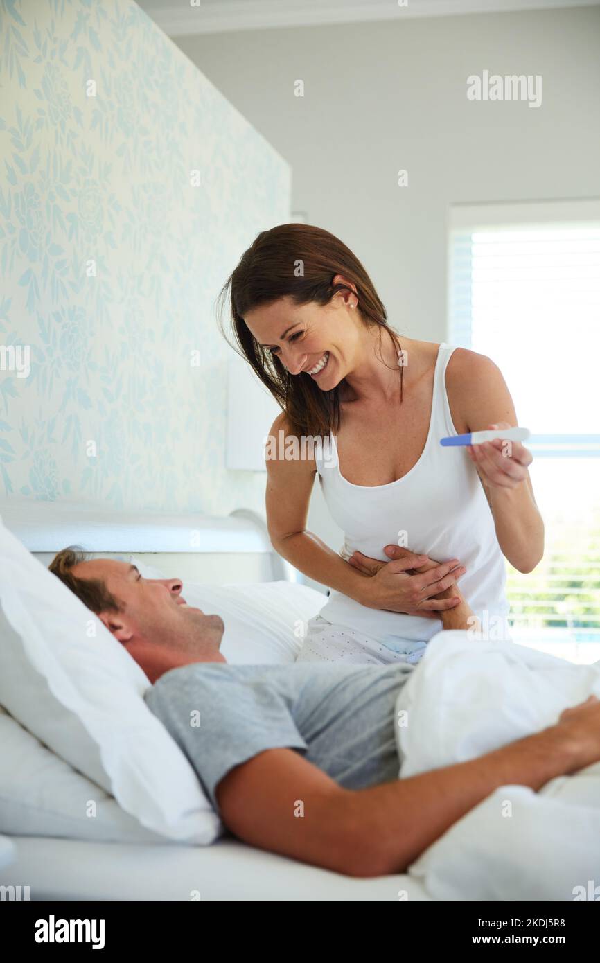 Waren schließlich eine Mutter und ein Vater sein. Ein reifes Paar Gefühl aufgeregt, nachdem sie einen Schwangerschaftstest zu Hause. Stockfoto