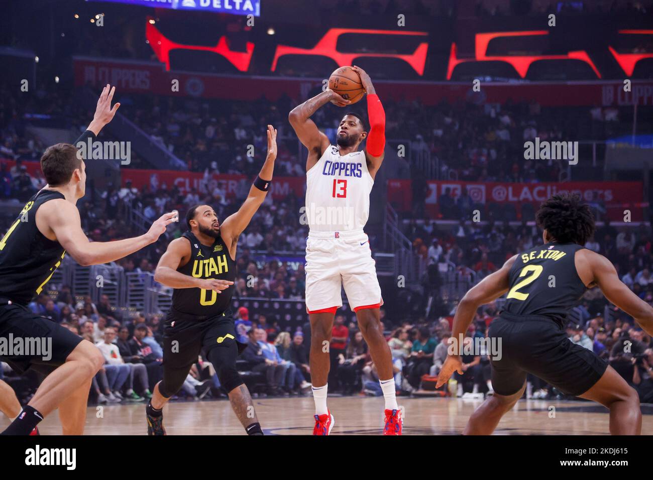 Los Angeles, Kalifornien, USA. 6.. November 2022. Los Angeles Clippers Stürmer Paul George (13) schießt während eines NBA-Basketballspiels am Sonntag, den 6. November 2022 in Los Angeles gegen den Utah Jazz. (Bild: © Ringo Chiu/ZUMA Press Wire) Bild: ZUMA Press, Inc./Alamy Live News Stockfoto