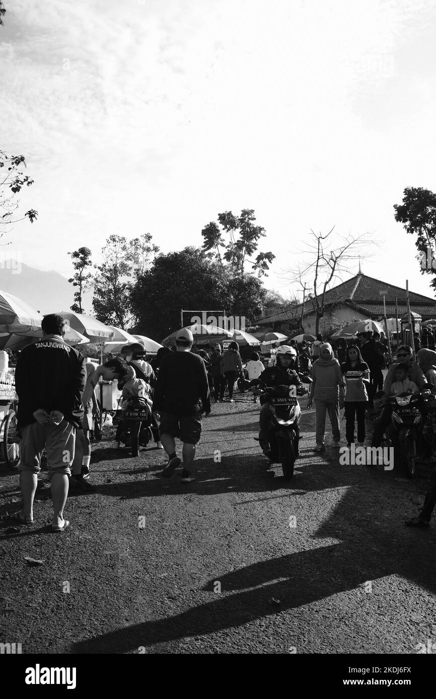 Cikancung, West Java, Indonesien - 29. Oktober 2022 : Schwarzweißfoto, Monochromfoto einer Menschenmenge am Nachmittag Stockfoto