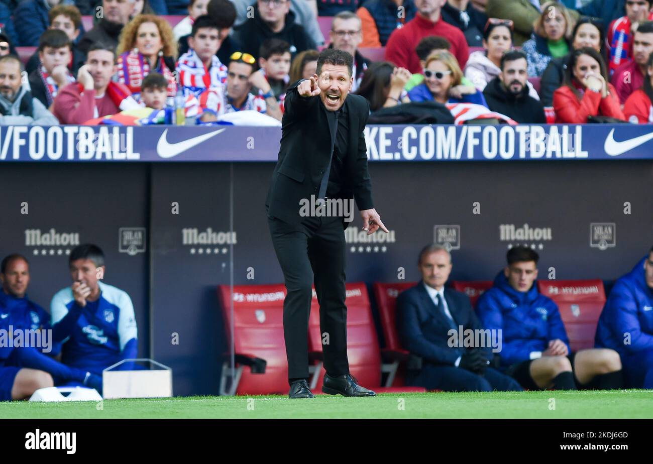 Madrid, Spanien. 6.. November 2022. Diego Simone, Cheftrainer von Atletico de Madrid, zeigt sich während eines spanischen Fußballspiels der La Liga zwischen Atletico de Madrid und der RCD Espanyol in Madrid, Spanien, am 6. November 2022. Kredit: Gustavo Valiente/Xinhua/Alamy Live Nachrichten Stockfoto