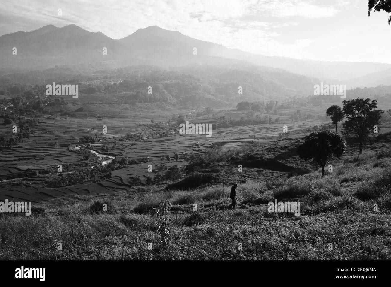 Schwarzweißfoto, Schwarzweißfoto mit Blick auf die Hügel und Täler in Cicalengka - Indonesien Stockfoto