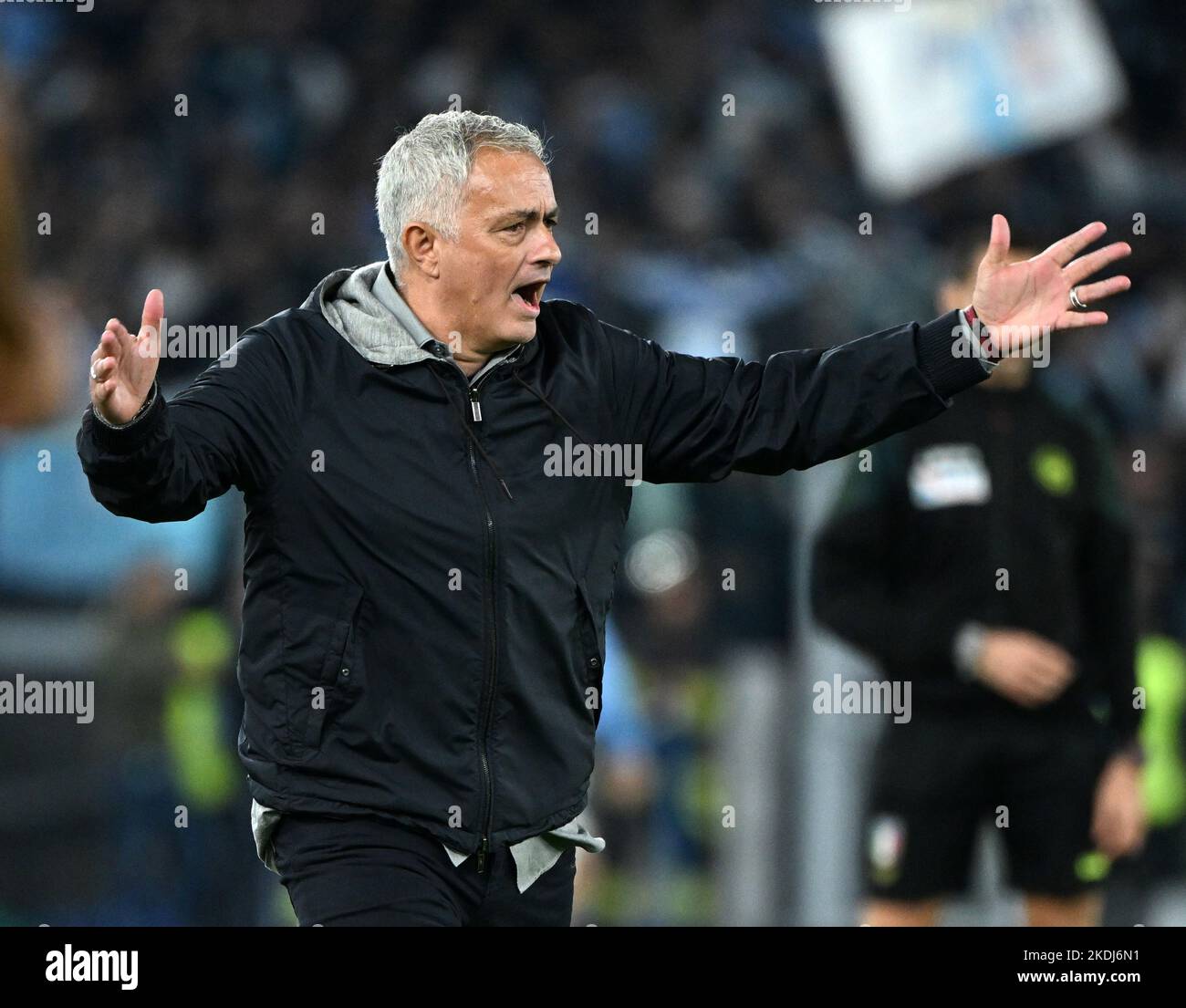Rom, Italien. 6.. November 2022. Roma-Cheftrainer Jose Mourinho zeigt sich während eines Fußballspiels zwischen Roma und Latium in Rom, Italien, am 6. November 2022. Quelle: Augusto Casasoli/Xinhua/Alamy Live News Stockfoto
