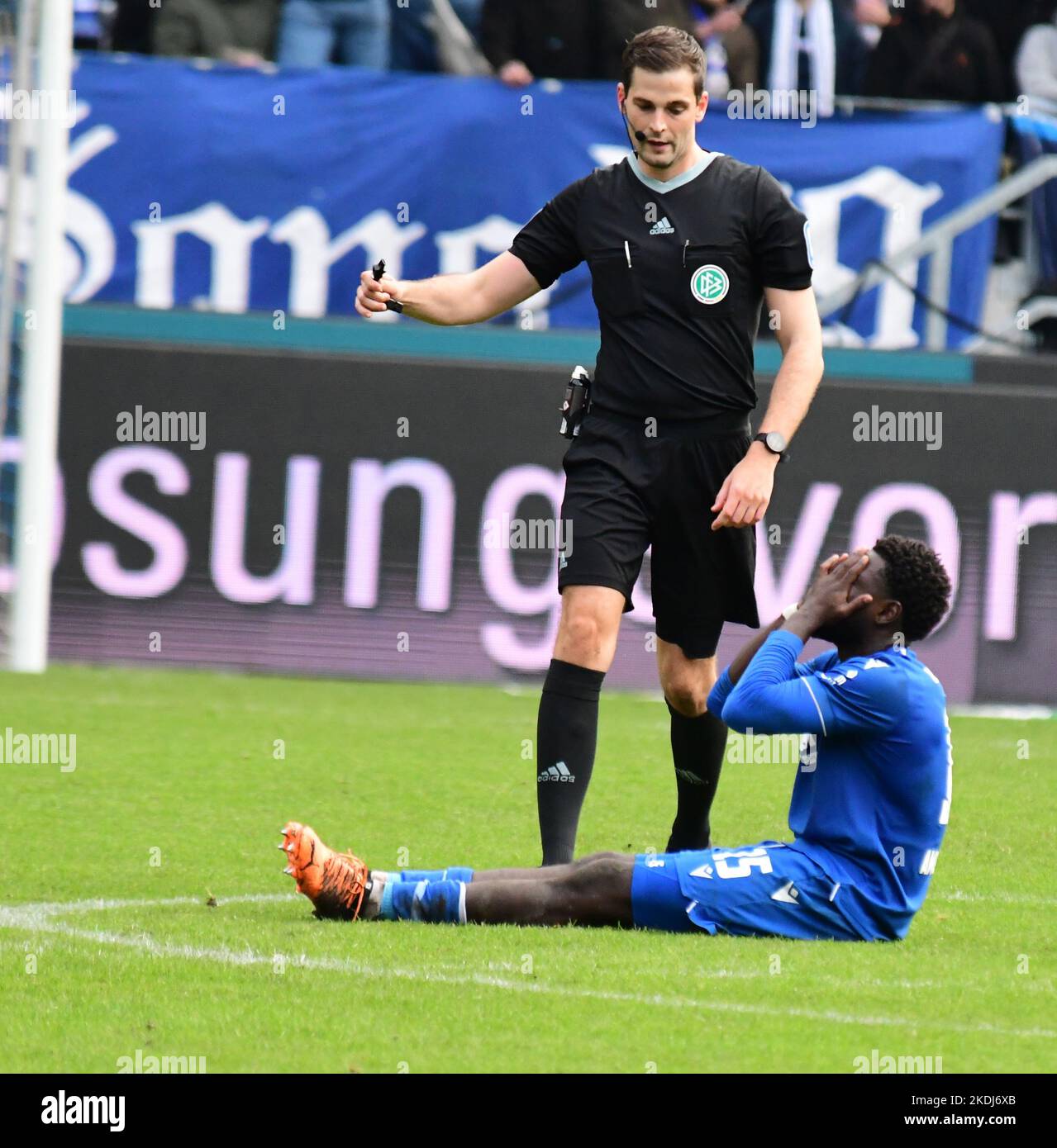 Karlsruher SC 2. Liga locker gegen Holstein Kiel, Verletzung Ambrosius WM-aus BBBank Wildparkstadion Karlsruhe 5 Novem Stockfoto