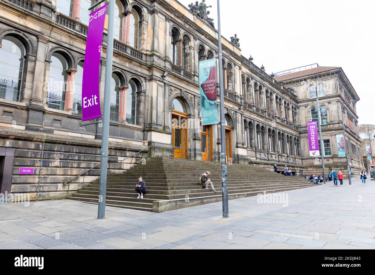 Gebäude des National Museum of Scotland im Stadtzentrum von Edinburgh, Schottland, Großbritannien, Sommer 2022 Stockfoto