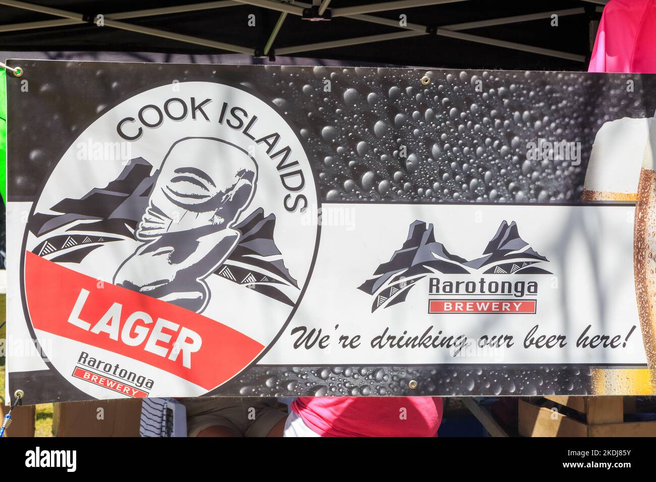 Eine Werbung für Cook Islands Lager, ein Bier, das auf Rarotonga, Cook Islands, gebraut wird. Das Logo zeigt den gott Tangaroa Stockfoto