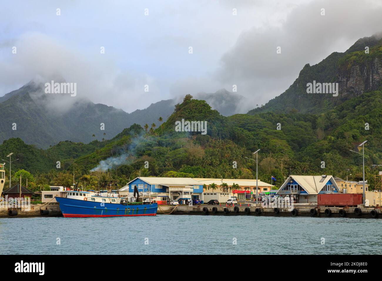 Rarotonga, Cook-Inseln. Der Hafen und die Stadt Avarua, hinter der sich Berge erheben Stockfoto