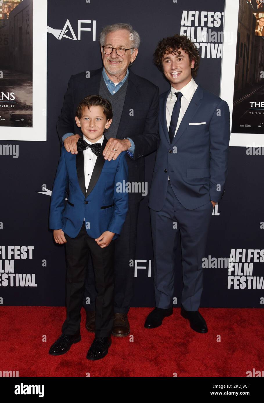 Hollywood, USA. 06.. November 2022. Steven Spielberg, Gabriel LaBelle und Mateo Zoryna Francis-DeFord bei der Ankunft beim AFI FEST 2022 „The Fabelmans“ Premiere am 6. November 2022 im TCL Chinese Theatre in Hollywood, CA. © Janet Gough/AFF-USA.COM Quelle: AFF/Alamy Live News Stockfoto