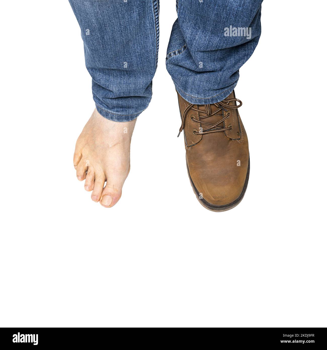 Ein Fuß mit Schuh und ein barfuß auf transparentem Hintergrund Stockfoto