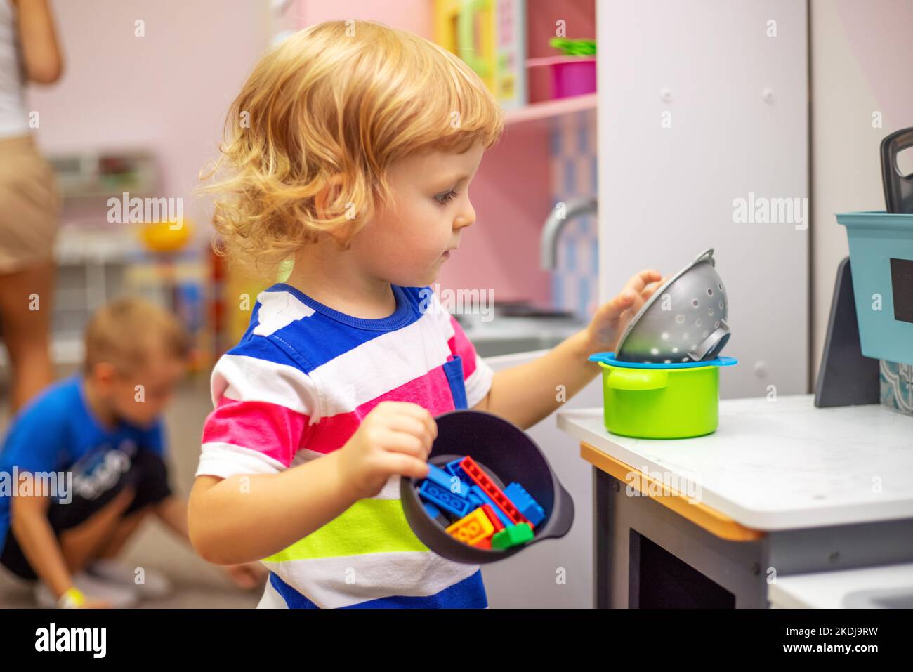 Kind spielt mit bunten Spielsachen im Lernzentrum oder im Kindergarten Stockfoto