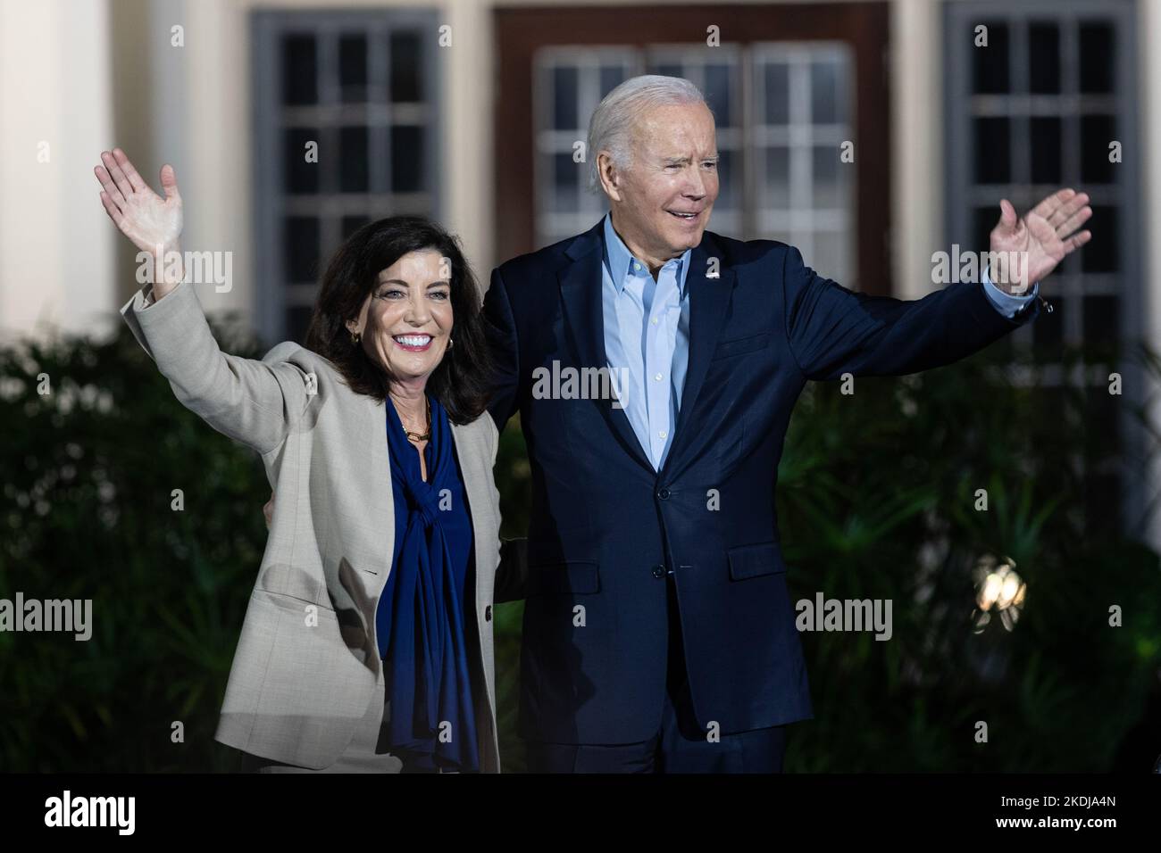 Präsident Joseph Biden Jr. und Gouverneur Kathy Hochul treffen sich während des Wahlkampfs am Sarah Lawrence College in Bronxville Stockfoto