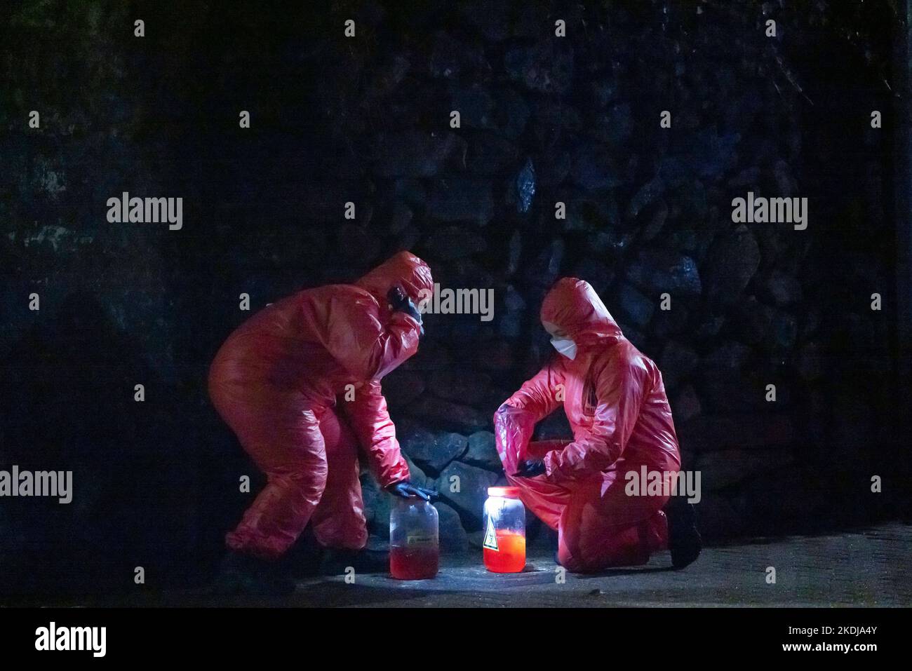 REDAKTIONELLE VERWENDUNG NUR die Phalanx, Figuren, die mit der Nemesis-Achterbahn in den Alton Towers in Staffordshire verbunden sind, beginnen den Prozess der Schließung der Fahrt für eine Umgestaltung bis 2024. Bilddatum: Sonntag, 6. November 2022. Stockfoto