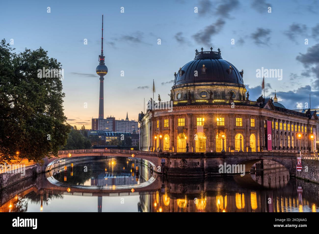 Das Bode-Museum und der Fernsehturm mit der Spree in Berlin bei Tagesanbruch Stockfoto