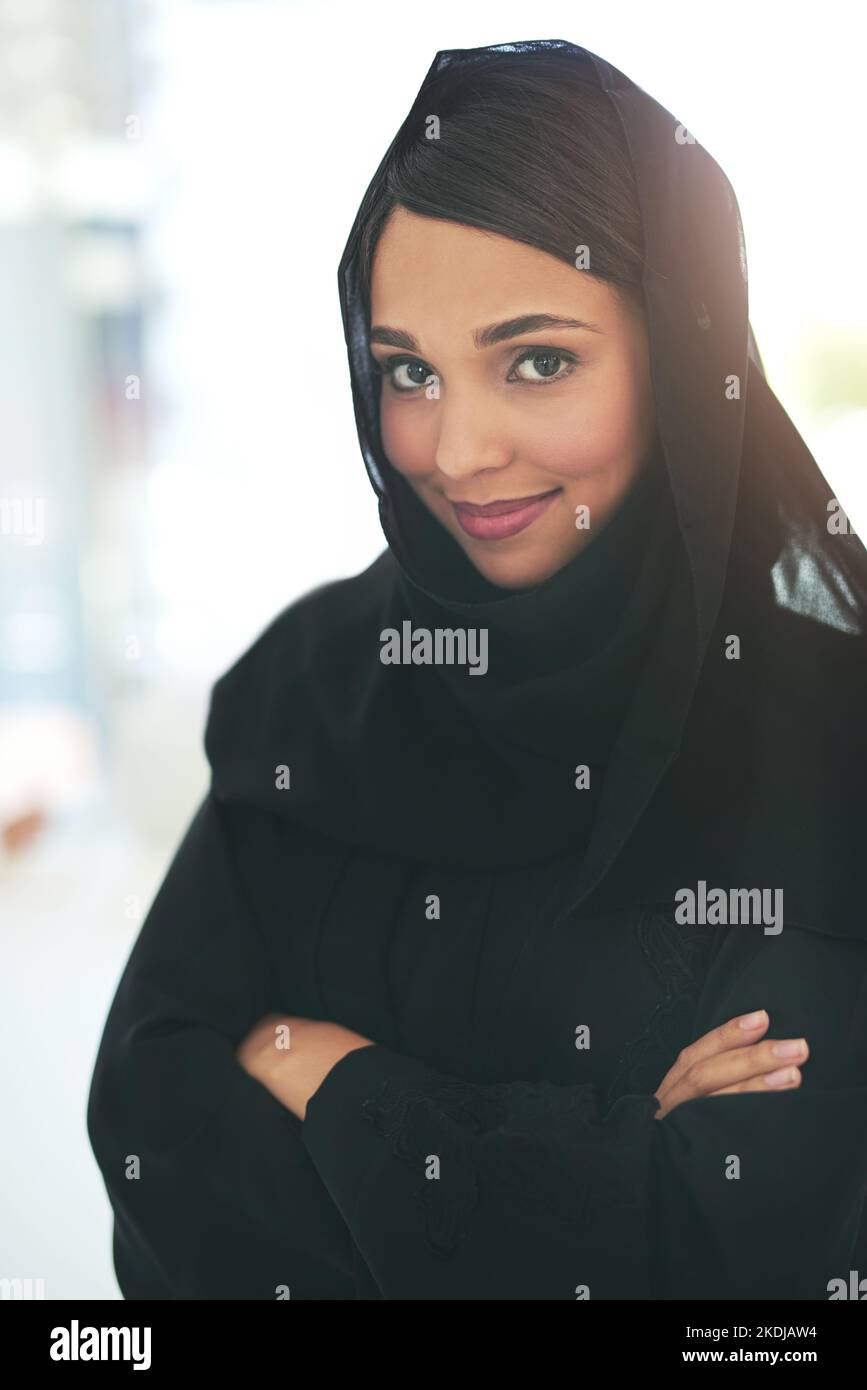 Ich bin hier, um meine ehrgeizigen Ziele zu erreichen. Porträt einer selbstbewussten jungen muslimischen Geschäftsfrau, die in einem modernen Büro arbeitet. Stockfoto