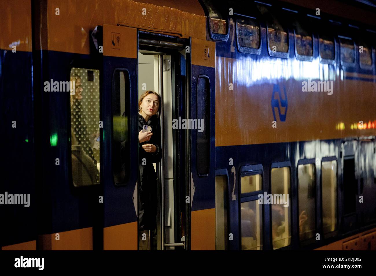 2022-11-07 07:45:38 AMSTERDAM - Reisende am Hauptbahnhof von Amsterdam. Die NS fährt auf einer Reihe von Strecken mit weniger Zügen, aufgrund der anhaltenden Personalknappheit. ANP ROBIN VAN LONKHUIJSEN niederlande Out - belgien Out Stockfoto