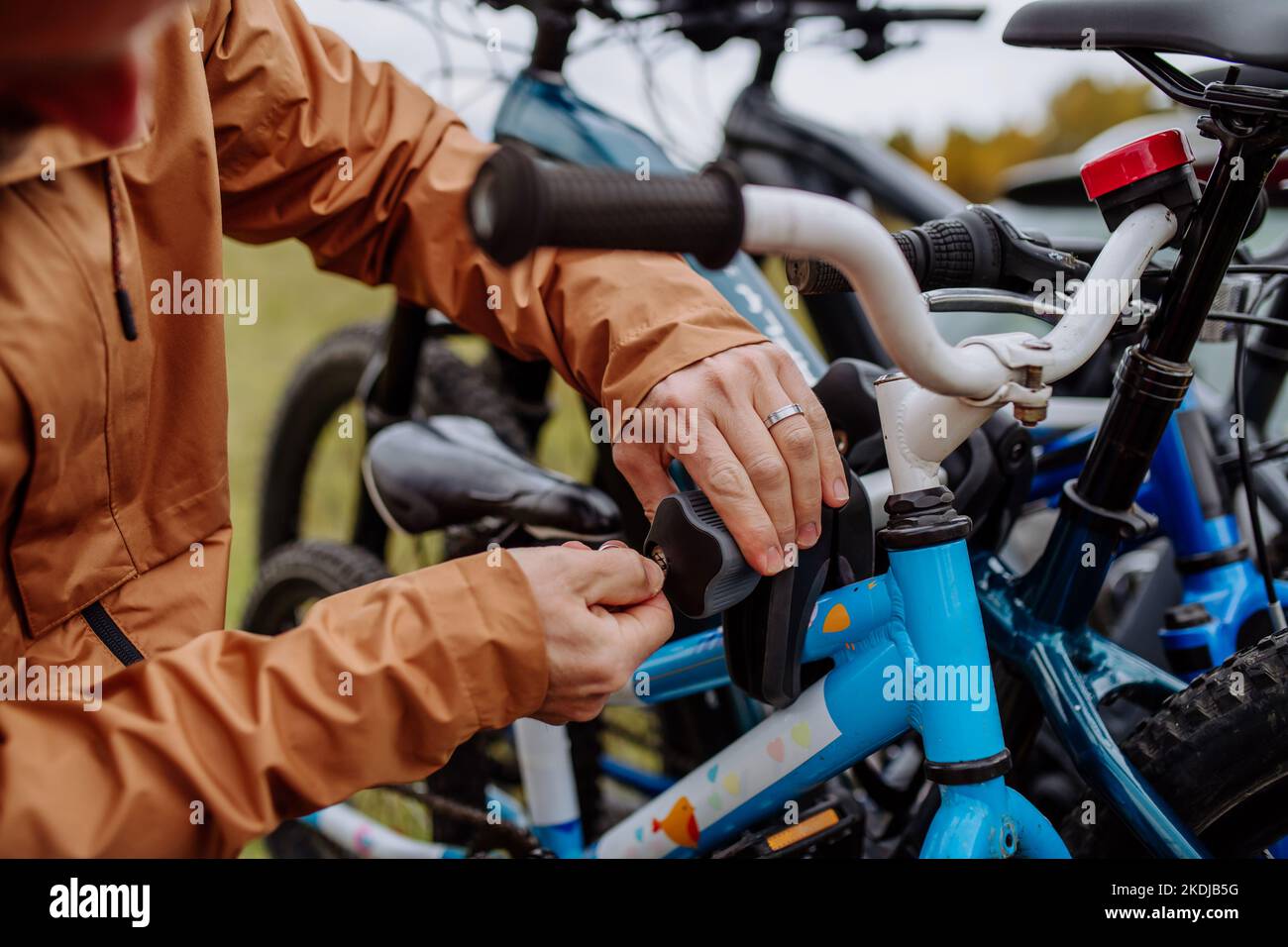 Nahaufnahme des Aufstellens von Fahrrädern auf dem Autoständer. Stockfoto