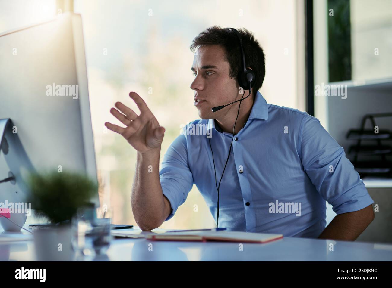 HES gibt Ihnen eine Anleitung, um alle Lösungen zu finden. Ein Call Center-Agent, der in einem Büro arbeitet. Stockfoto