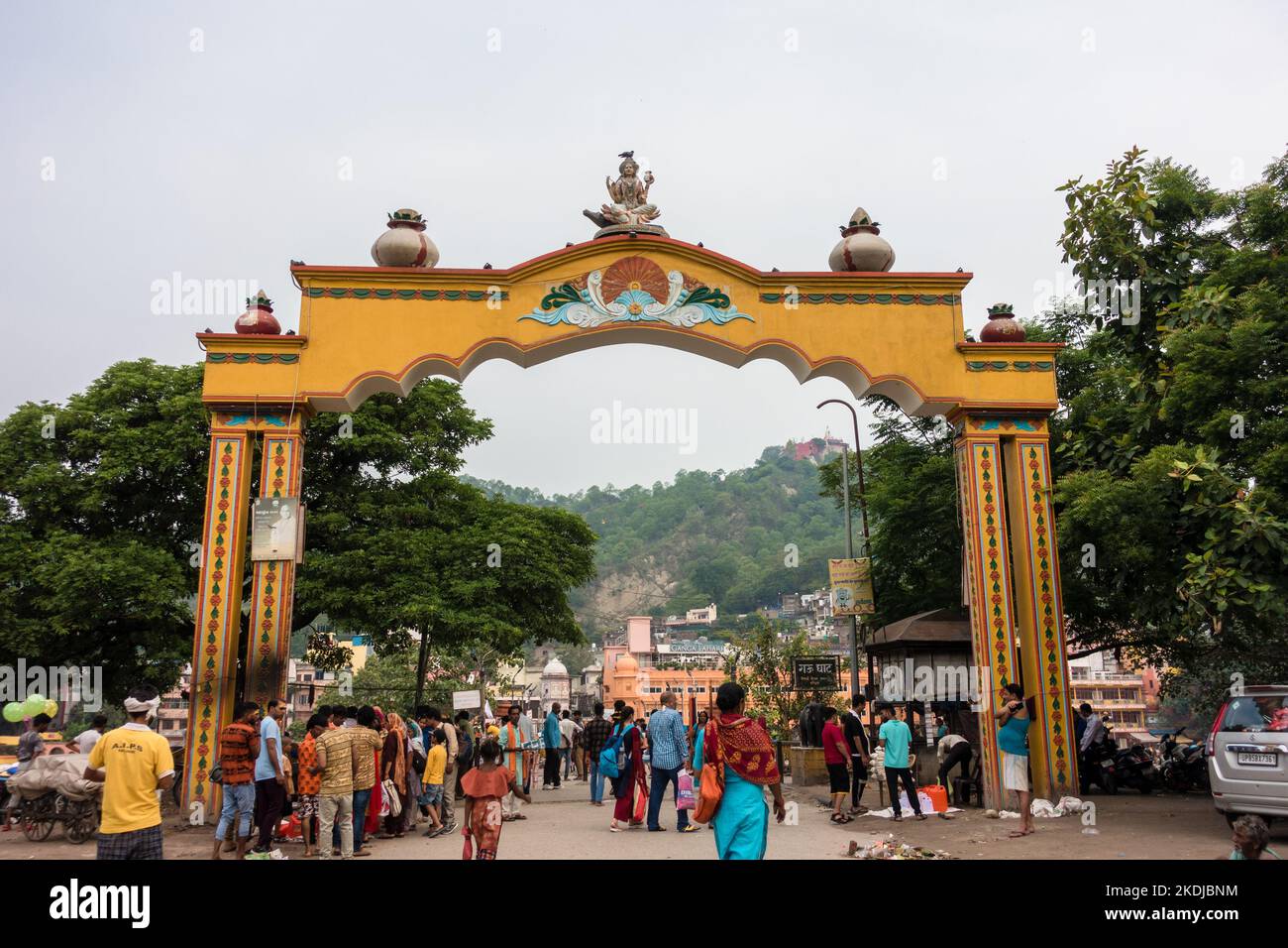 Juli 8. 2022 Haridwar Indien. Das Eingangstor des Gau Ghat am Ufer des Ganges. Stockfoto Juli 8. 2022 Haridwar Indien. Das Eingangstor des Gau Ghat am Ufer des Ganges. Stockfoto
