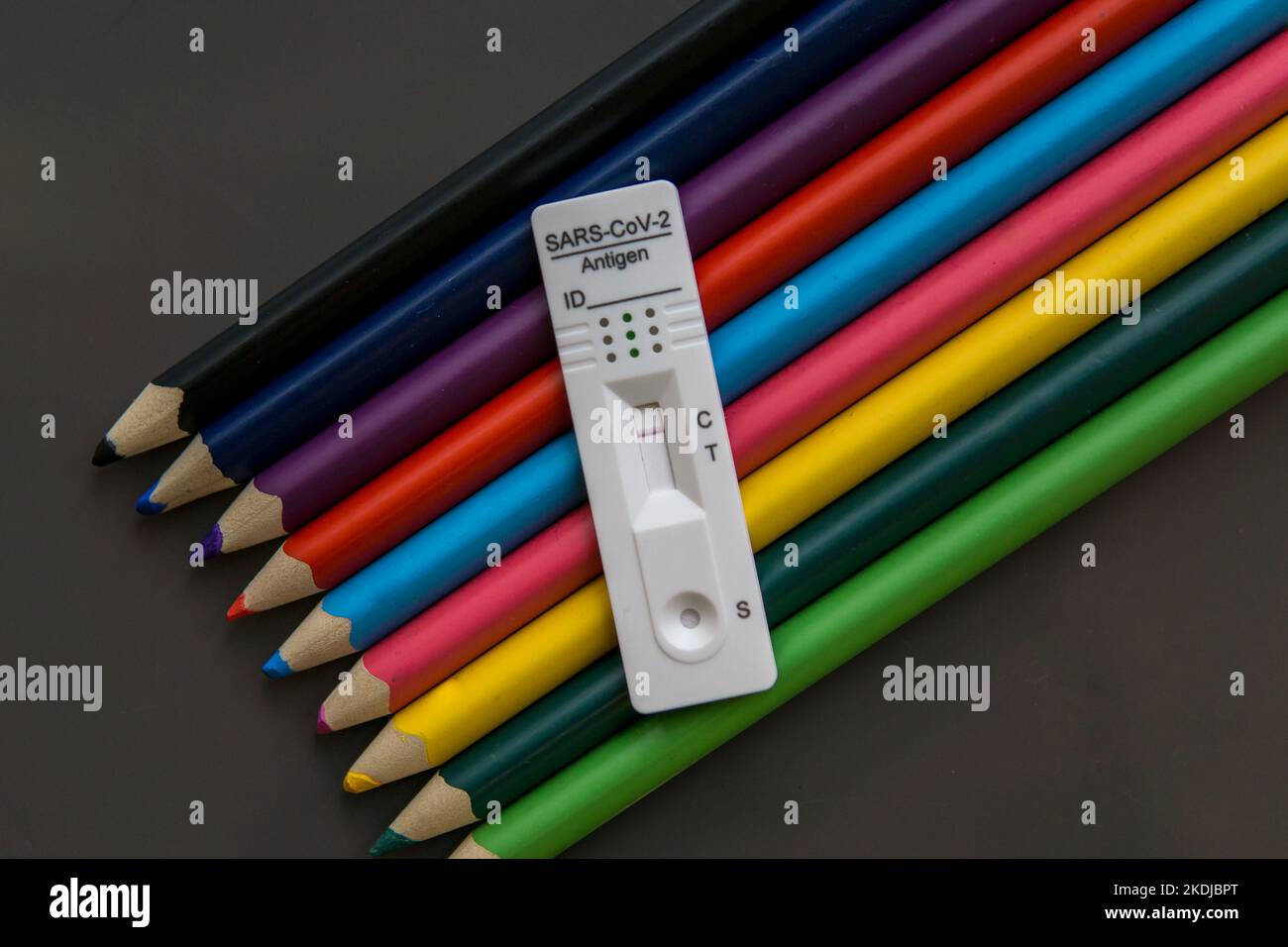 Negativer Rapid SARS-COV-2 Antigen Test auf Buntstiften in Schule und Kindergarten Stockfoto