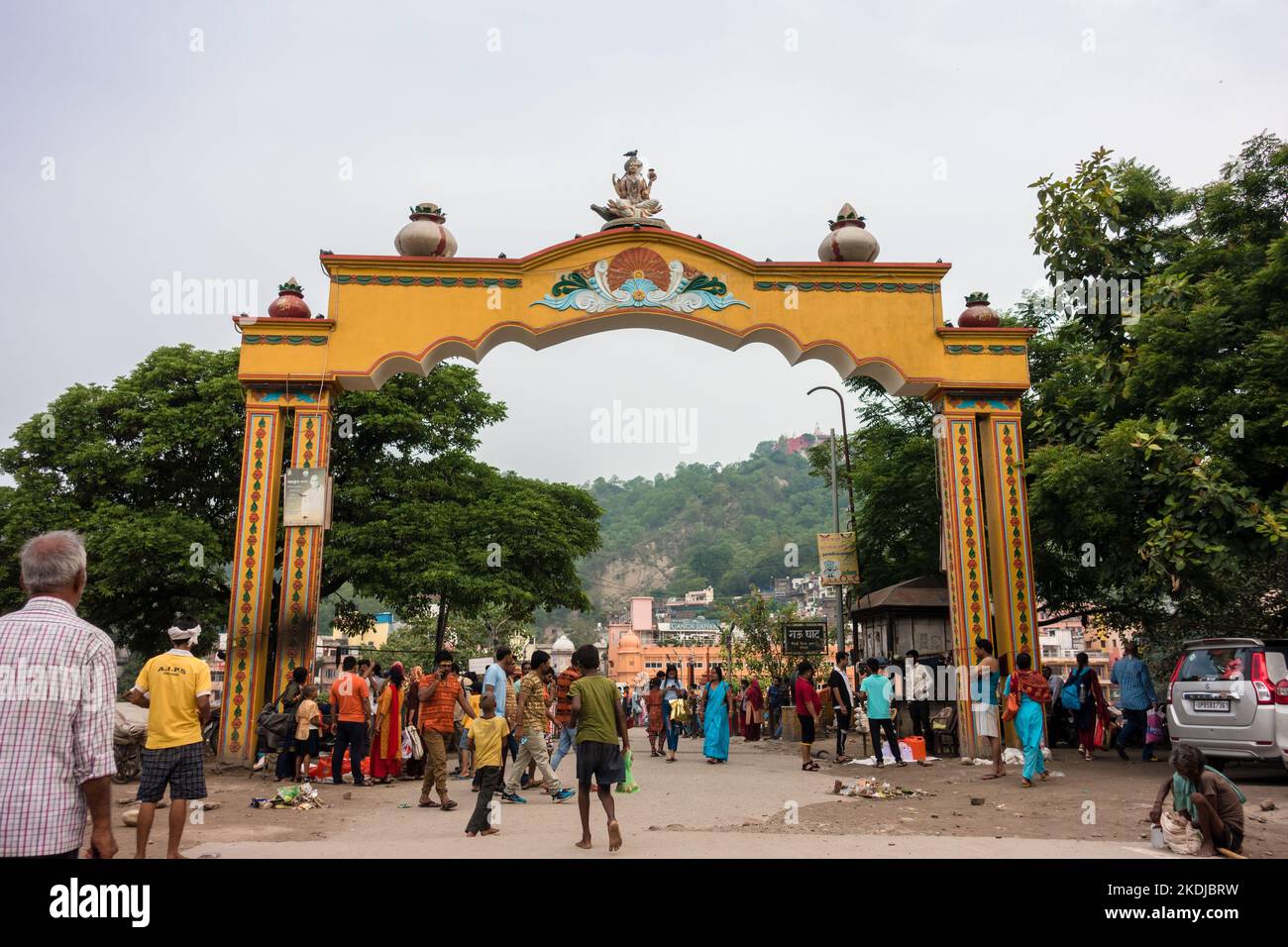 Juli 8. 2022 Haridwar Indien. Das Eingangstor des Gau Ghat am Ufer des Ganges. Stockfoto Juli 8. 2022 Haridwar Indien. Das Eingangstor des Gau Ghat am Ufer des Ganges. Stockfoto