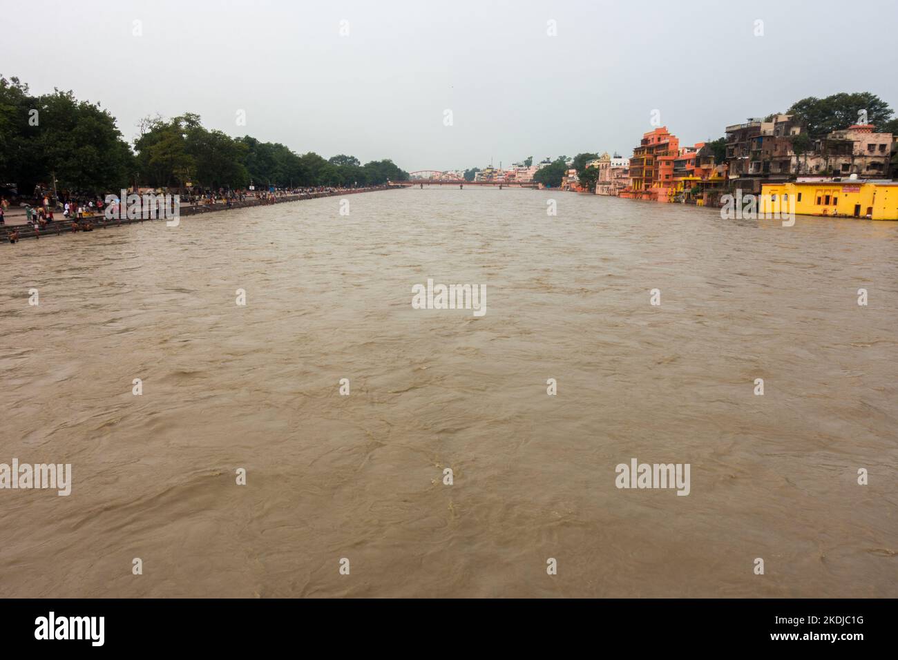 Juli 8. 2022 Haridwar Indien. Weitwinkelansicht des Flusses Ganges fließt. Stockfoto