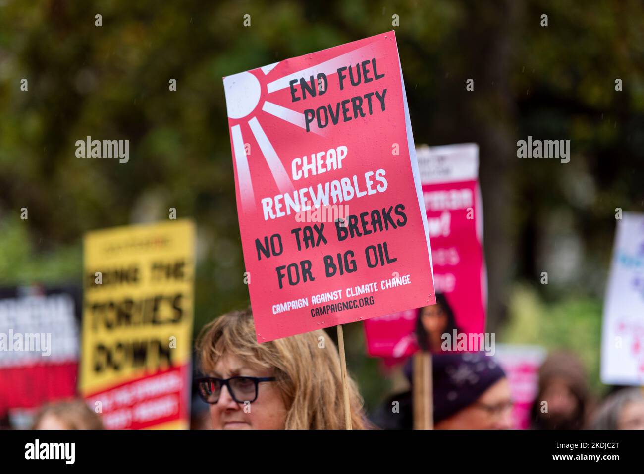 Plakat zur Kraftstoffarmut bei einem Protest in London gegen die Sparmaßnahmen der konservativen Regierung, der zu Parlamentswahlen und höheren Löhnen aufruft. Stockfoto