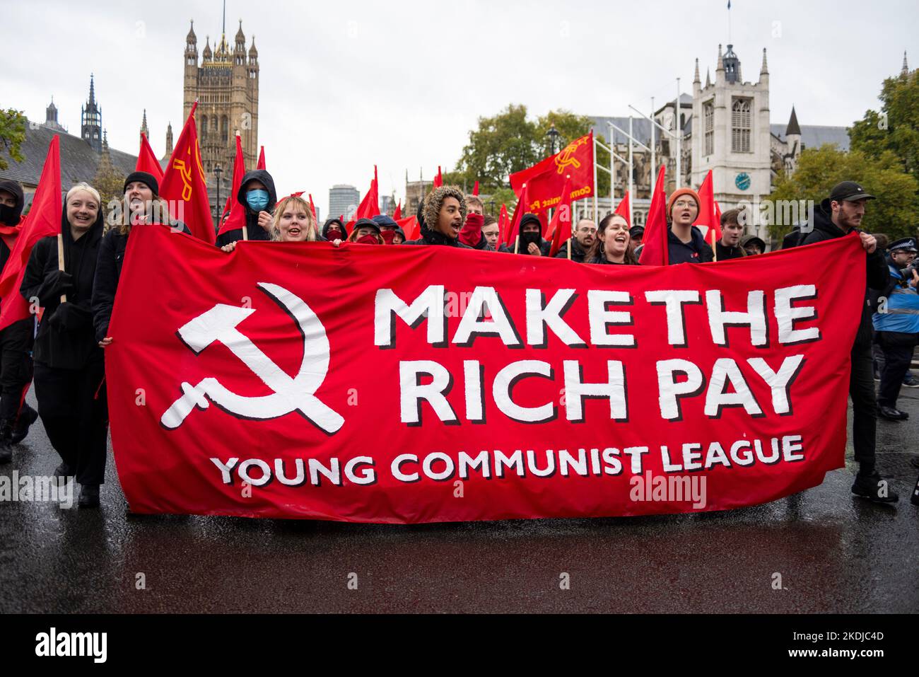 Die Young Communist League bei einem Protest in London gegen die Sparmaßnahmen der konservativen Regierung, der zu Parlamentswahlen und höheren Löhnen aufrief. Stockfoto