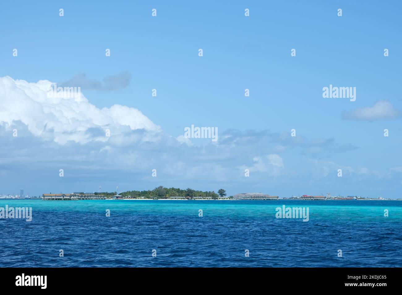 Wunderschönes baa Atoll mit tropischem Stelzenhaus in der Nähe von Male, Malediven. Stockfoto