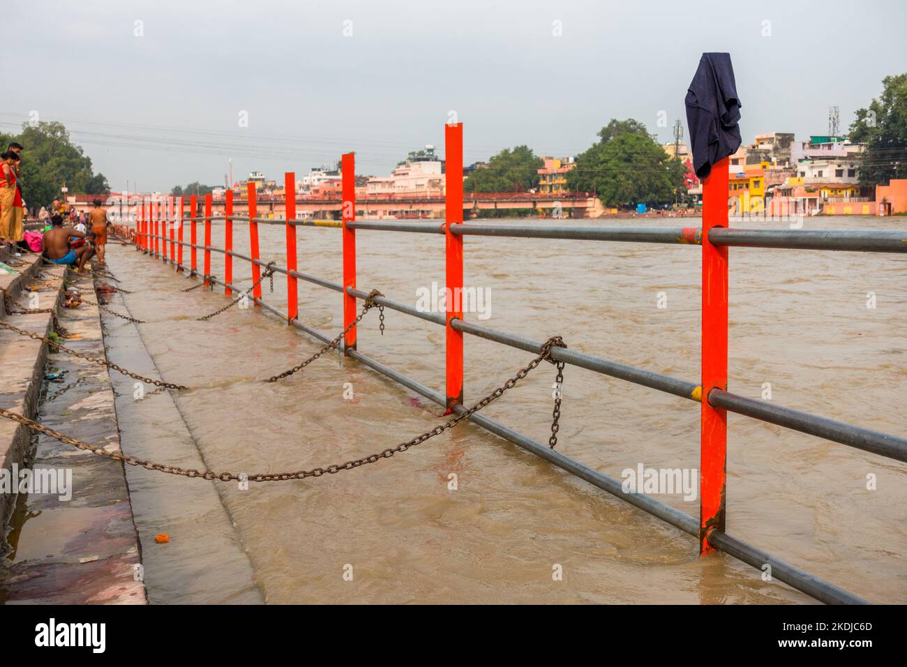 Juli 8. 2022 Haridwar Indien. Ketten und Eisenbarrikadierung an den Ghats oder Ufern des Flusses Ganges für die öffentliche Sicherheit während des Badens. Stockfoto