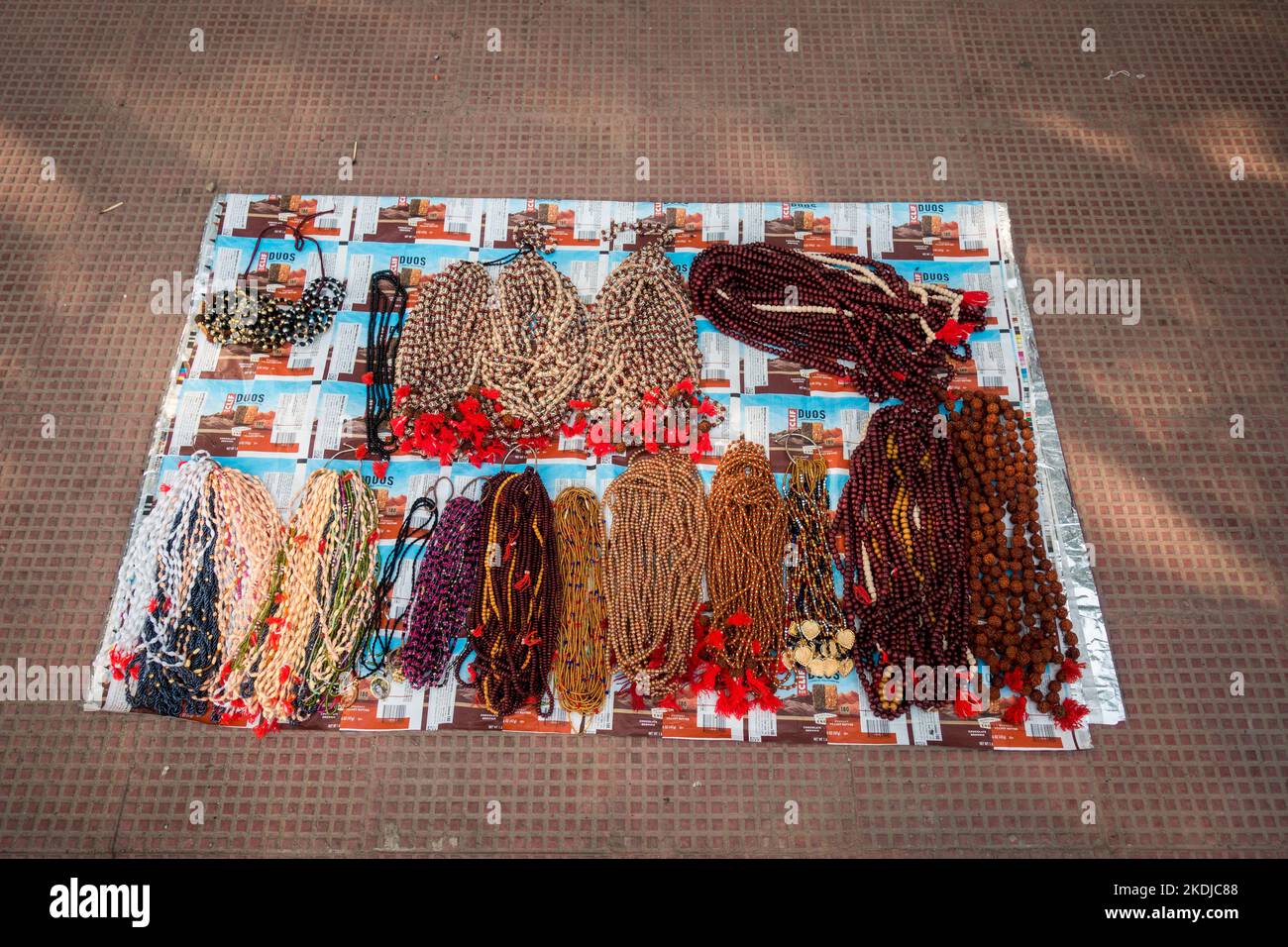Juli 8. 2022 Haridwar Indien. Bunte Armband Perlen und traditionelle indische Halskette Verkauf an den Ufern oder Ghats des Flusses Ganges Stockfoto