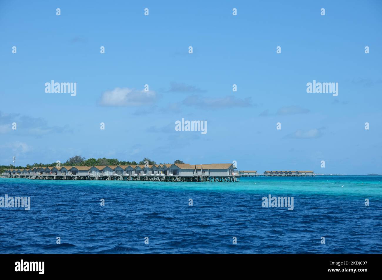 Wunderschönes baa Atoll mit tropischem Stelzenhaus in der Nähe von Male, Malediven. Stockfoto