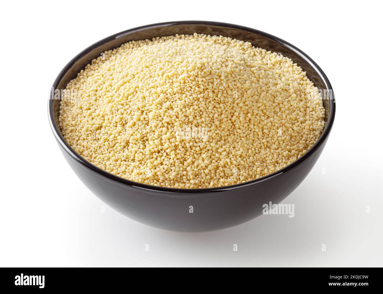 Ungekochte Couscous in schwarzer Schale isoliert auf weißem Hintergrund mit Schneideweg Stockfoto