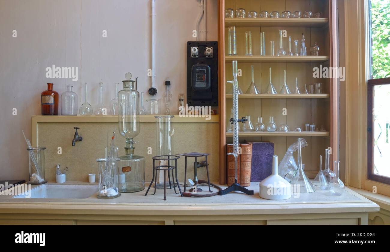 Enkhuizen, Niederlande - 7. August 2022: In einem alten Apotheker, der Medizin vor Ort herstellt Stockfoto