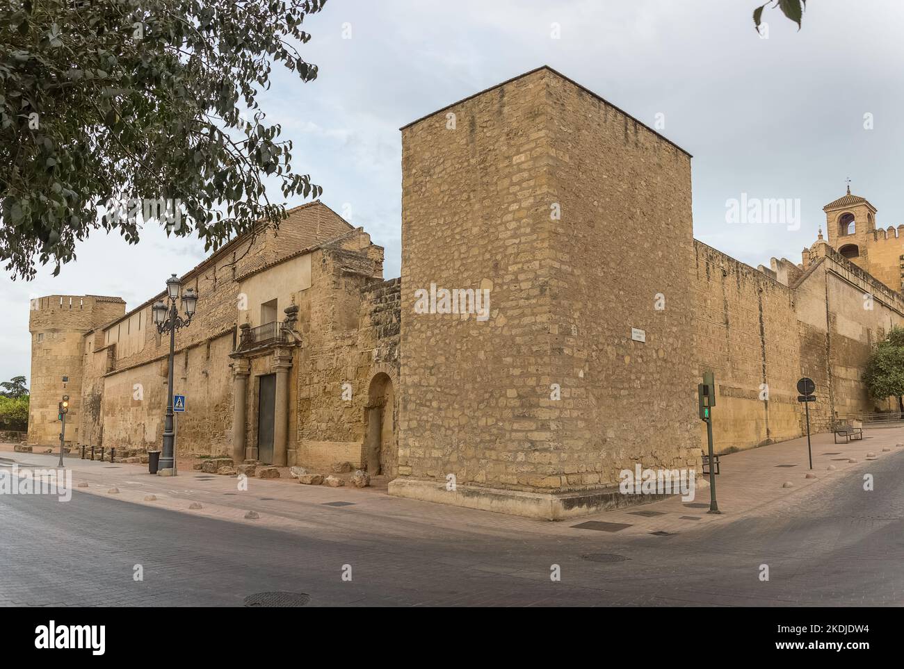 Cordoba Spanien - 09 13 2021: Außenansicht des Alcázar der Festung der christlichen Könige oder des Alcázar von Córdoba und des Paloma-Turms, einer mittelalterlichen Alca Stockfoto