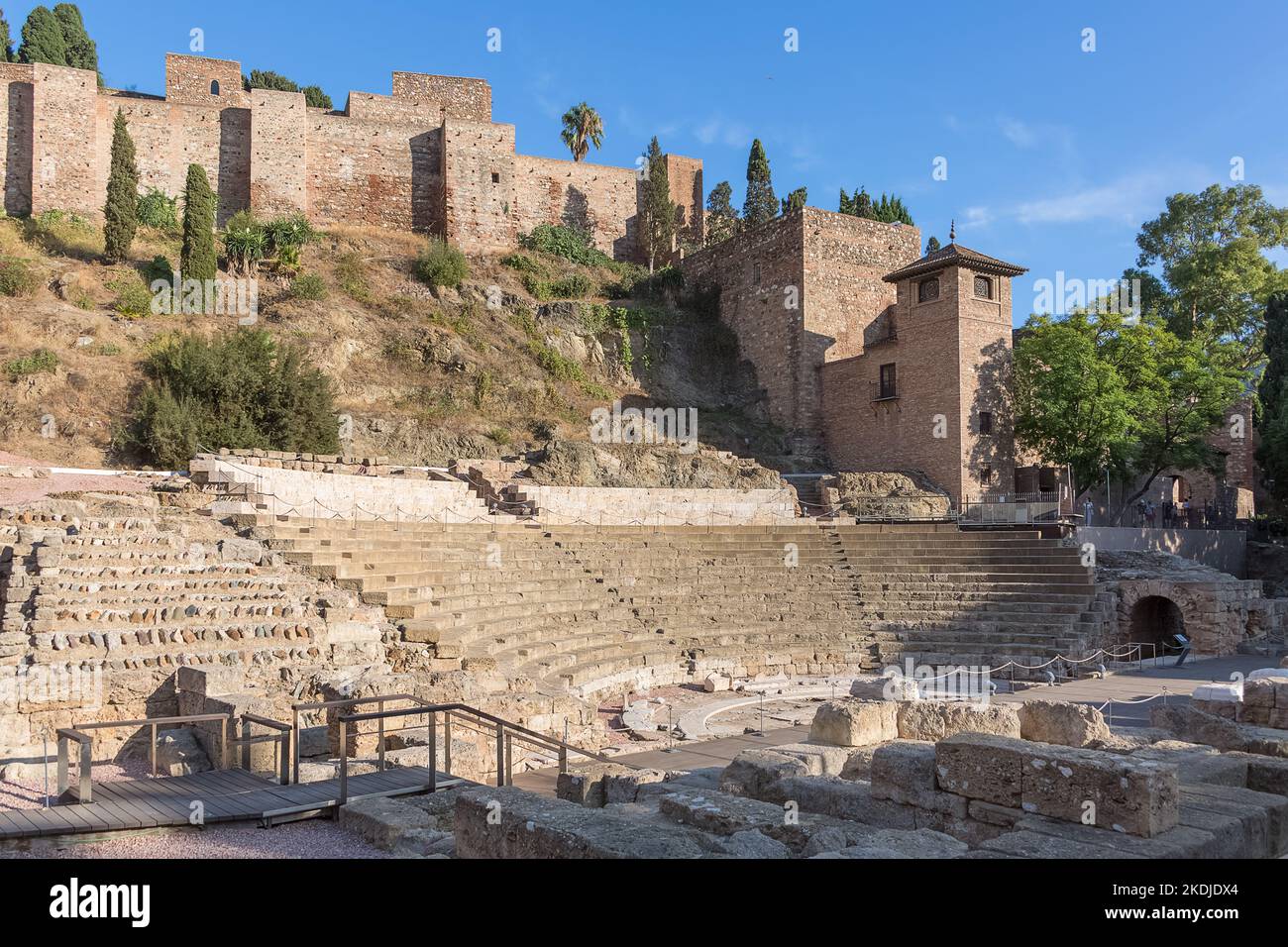 Malaga Spanien - 09 15 2021: Innenansicht des römischen Theaters von Malaga und Malaga Alcazaba , eine mittelalterliche Festung im maurischen Stil mit Blick auf das Meer, ic Stockfoto