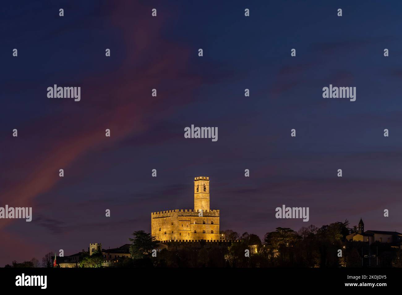 Das historische Zentrum von Poppi, Arezzo, Italien, dominiert von der Burg Conti Guidi im Abendlicht Stockfoto