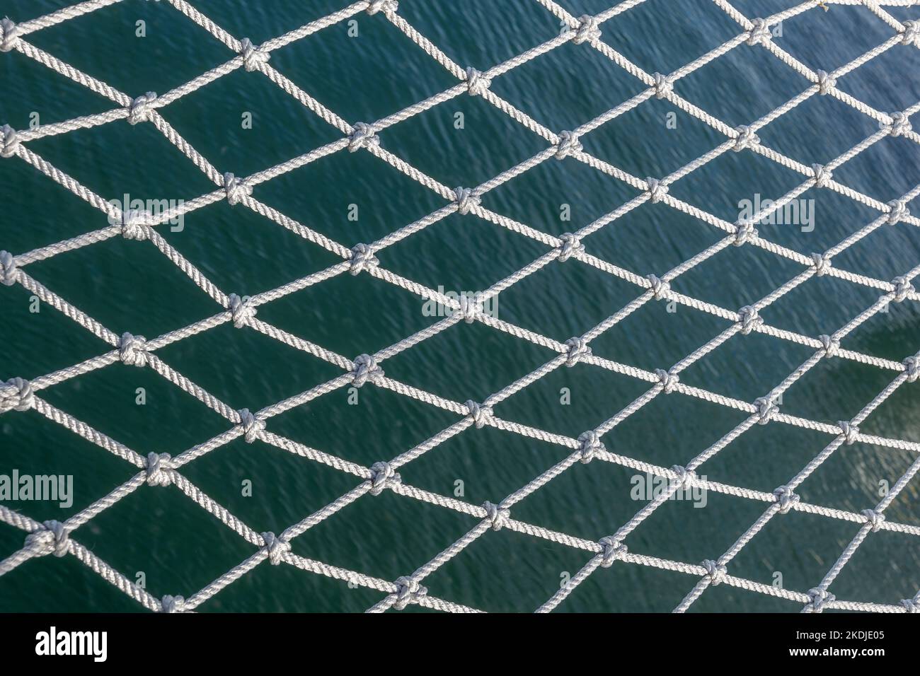 Sicherheitsnetz eines Segelschiffes über dem Meer abstrakter Hintergrund. Stockfoto