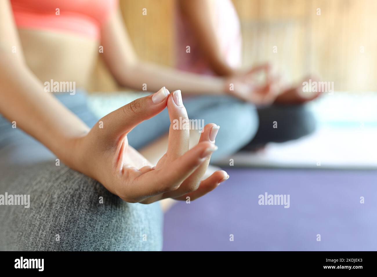 Nahgriff einer Frau, die im Spa Yoga macht Stockfoto