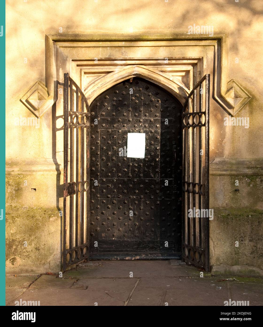 Door, St. Mary's Church, Walthamstow, London, Großbritannien. Walthamstow, bereits zur Zeit des Domesday Book (11.. Jahrhundert) als Dorf etabliert, ist o Stockfoto