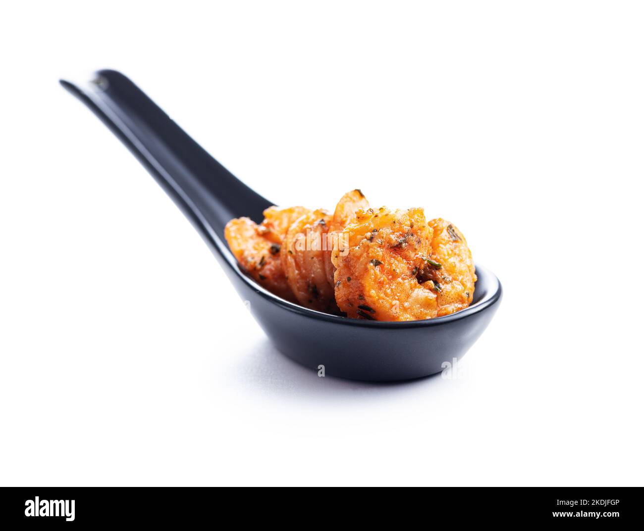 Gegrillte Tigergarnelen in Keramiklöffel isoliert auf dem weißen Hintergrund. Stockfoto