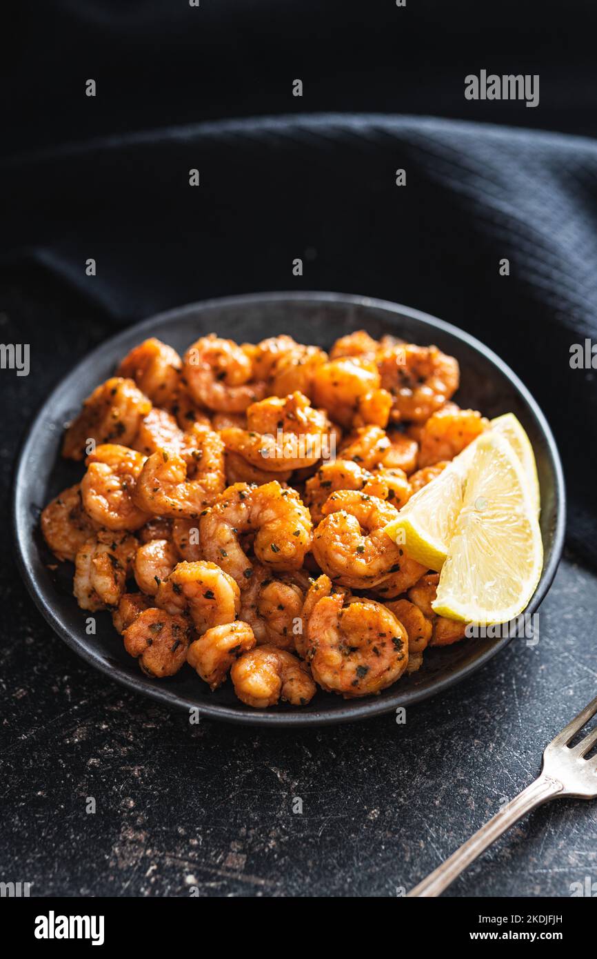Gegrillte Tigergarnelen auf dem Teller. Stockfoto