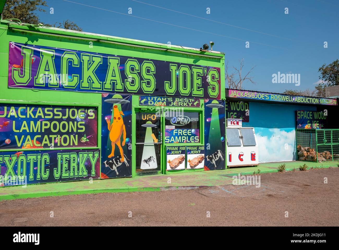 Jackass Joes Schild mit UFO-Poster an der Wand der Tankstelle Stockfoto