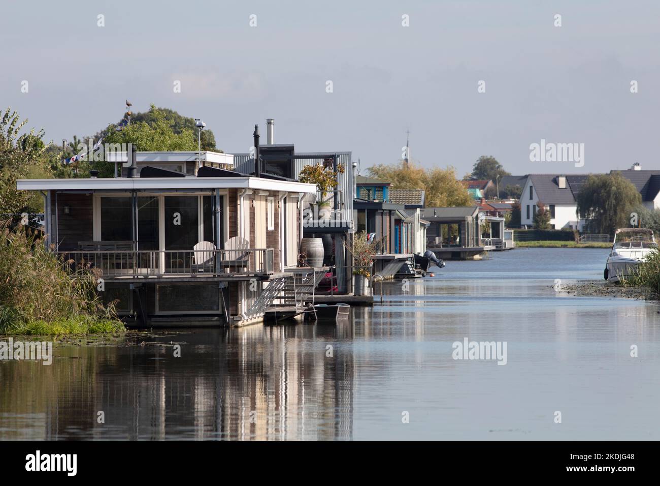Hausboote außen in der Nähe von Moordrecht in den Niederlanden Stockfoto