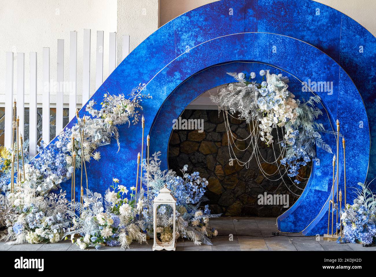 Exquisite Dekoration und wunderschöne Blumen am Hochzeitsort Stockfoto