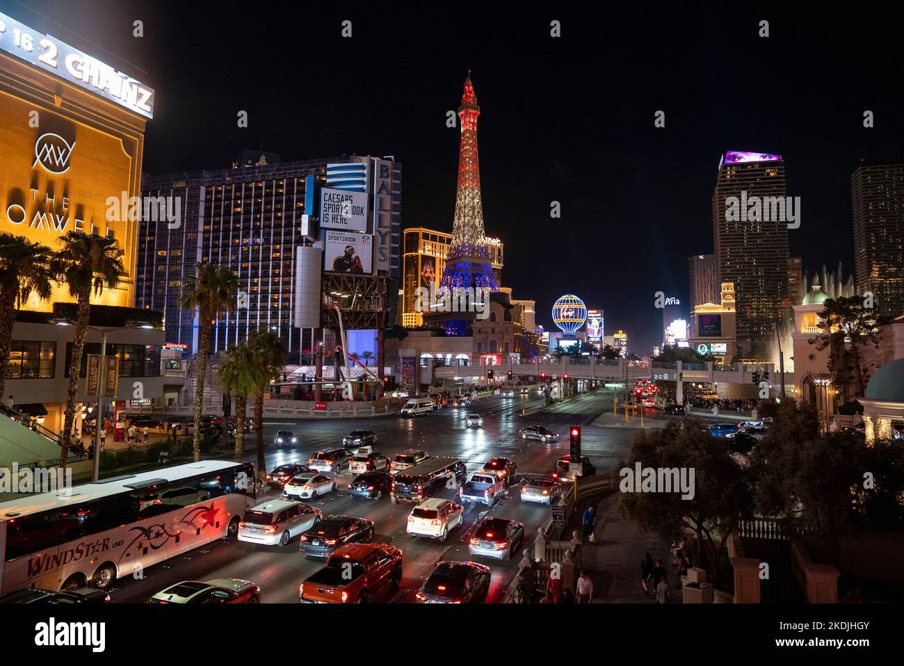 Nachbildung des Eiffelturms von der Straße in Las Vegas Stadt bei Nacht gesehen Stockfoto