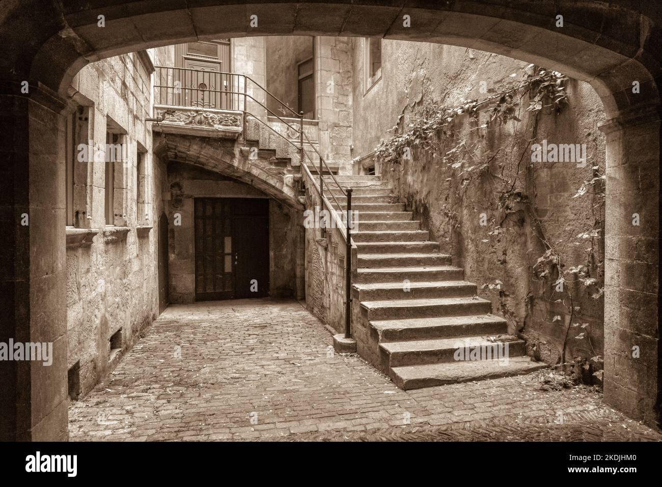 Blick auf einen Durchgang und Stufen in der Altstadt von Girona Stockfoto