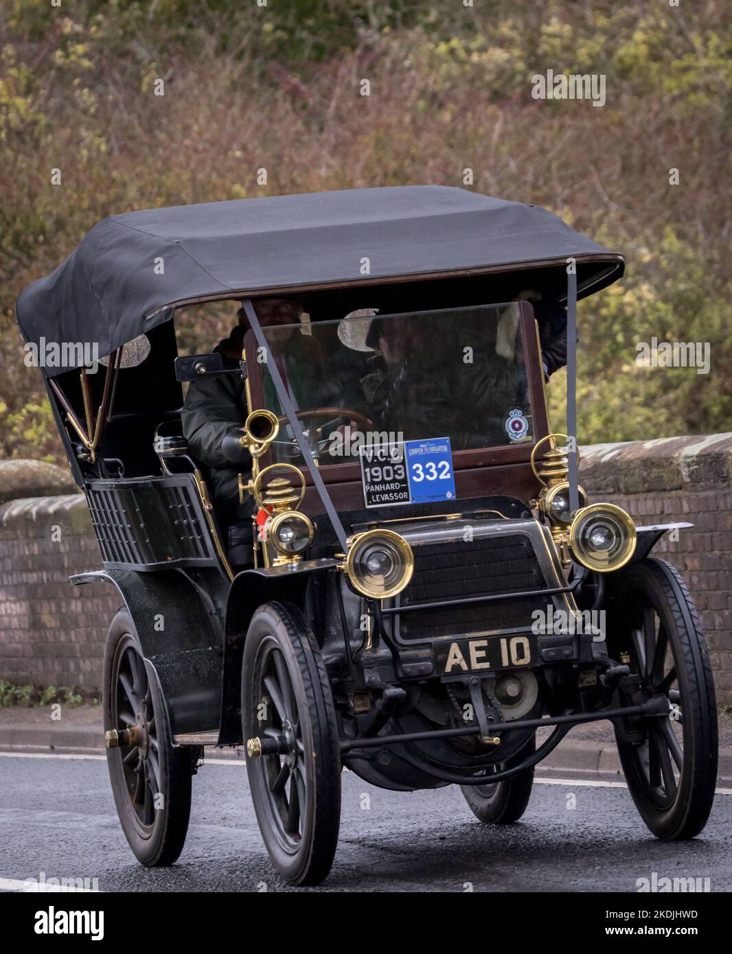 Über 300 Fahrzeuge, alle vor 1905 gebaut, nehmen an der WM Longest Running Veteran Car Run von London nach Brighton Teil. Stockfoto