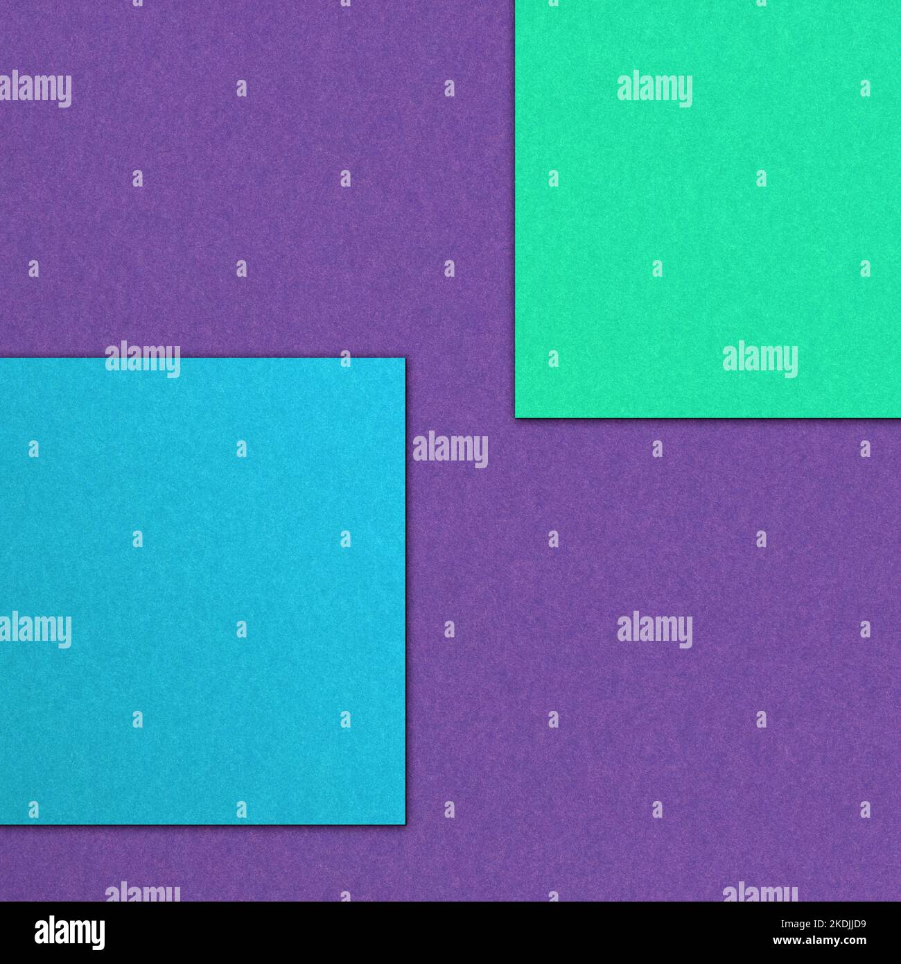 Grünes Quadrat auf violetten Papiertextur. Lebendiger Farbhintergrund für Ihre Objekte. Einfaches Grafikelement für die weitere Arbeit. Stockfoto
